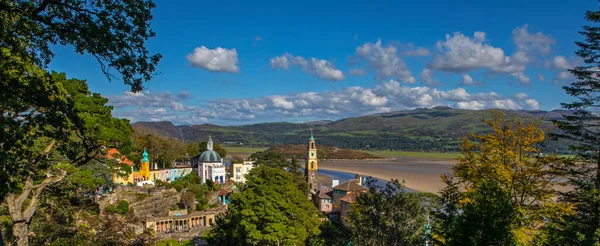 从Gazebo俯瞰英属威尔士北部Portmeirion村和Dwyryd河口的壮观全景 — 图库照片