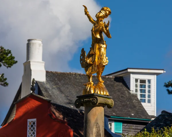ポートメイリオン ウェールズ 2020年9月1日 イギリス 北ウェールズのポルトメイリオン村にある美しい黄金のビルマのダンサー像の1つ — ストック写真