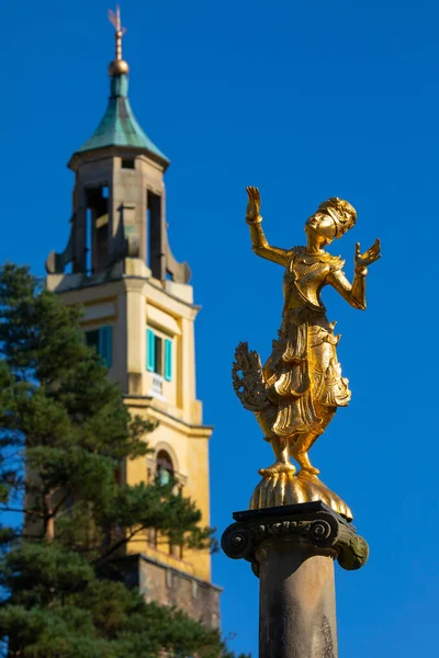 Portmeirion Wales September 1St 2020 Beautiful Golden Burmese Dancer Statue — Stock Photo, Image