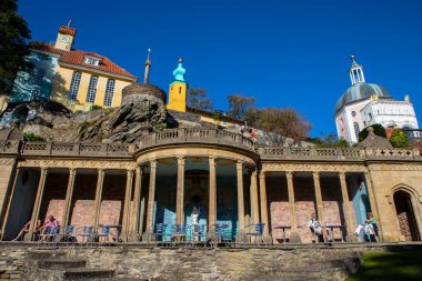 Portmeirion, Galler - 1 Eylül 2020: Chantry, Chantry Row, Soğan Kubbesi ve Panteon ile Bristol Colonnade manzarası, Portmieirion, Kuzey Galler, İngiltere.