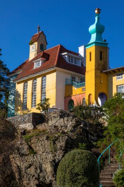 Kuzey Galler 'deki Portmeirion köyündeki Chantry ve Onion Dome manzarası..