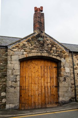 İngiltere, Galler 'in Beaumaris kasabasındaki Rating Row' daki bu kapının dünyadaki en büyük tek menteşeli kapı ve Britanya Adaları 'ndaki en büyük kapı olduğu söyleniyor..