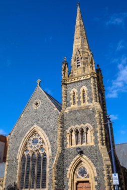 İngiltere, Galler 'deki Llandudno kasabasındaki St. Johns Metodist Kilisesi' nin etkileyici kulesine bakıyorum..