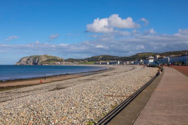 Llandudno, Galler - 3 Eylül 2020: Galler 'in Llandudno kentindeki güzel gezinti güvertesinin manzarası.