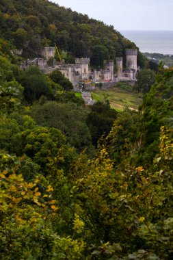 Kuzey Galler, İngiltere - 4 Eylül 2020: Kuzey Galler 'deki Abergele yakınlarında yer alan Gwrych Kalesi manzarası.