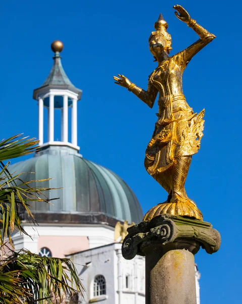 Portmeirion Wales September 2020 Eine Wunderschöne Goldene Burmesische Tänzerin Statue — Stockfoto