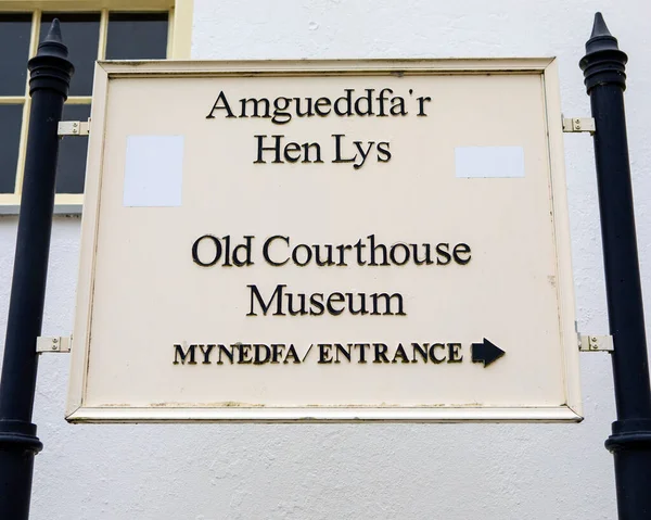 Cartello Lingua Gallese Inglese All Ingresso Dell Old Courthouse Museum — Foto Stock