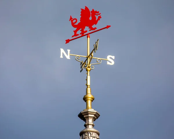 웨일스의 역사적 마을인 부두에 드래곤 관측소에 웨일스의 상징이다 — 스톡 사진