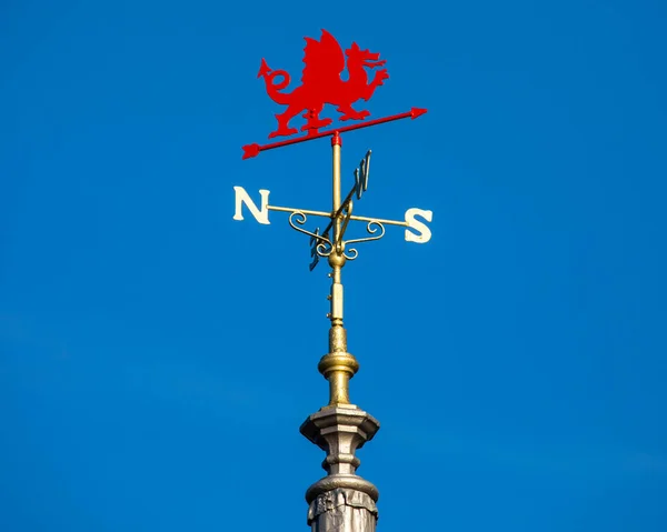 位于英国威尔士北部历史性海滨小镇兰杜德诺的兰杜德诺码头上的红色龙风帆 红龙是威尔士的象征 — 图库照片