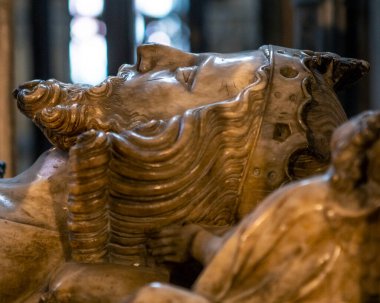 Gloucester, İngiltere - 1 Ekim 2020: İngiltere 'deki tarihi Gloucester Catheral' de Kral II. Edward 'ın kalıntılarının yer aldığı çarpıcı mezarın ayrıntıları.