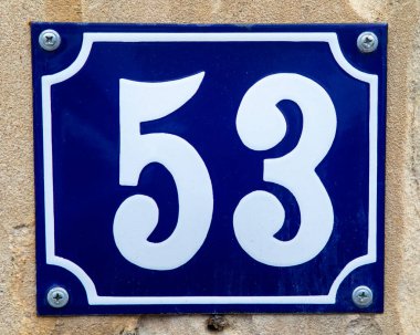 Mavi plaketteki 53 numara..