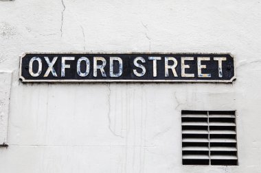 Oxfordshire, İngiltere 'deki Woodstock pazar kasabasındaki Oxford Caddesi' nin sokak tabelasının yakın çekimi..