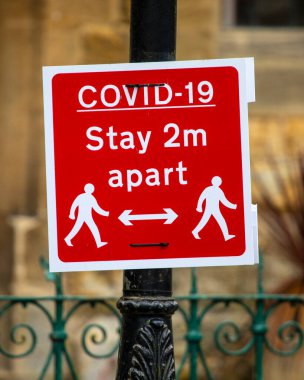 Birleşik Krallık 'ta, Coronavirus salgını sırasında halkın birbirinden 2 metre uzakta durması gerektiğini hatırlatan bir sosyal uzaklık işareti..
