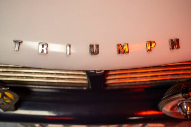 Gloucestershire, İngiltere - 30 Eylül 2020: Eski bir Triumph arabasının ön tarafı.