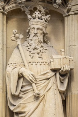 Gloucester, İngiltere 'deki tarihi Gloucester Katedrali' nin dış tarafında bir heykel..