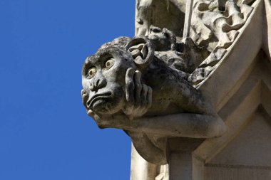 Gloucester, İngiltere 'deki tarihi Gloucester Katedrali' nin taş oymalarının yakın çekimleri..