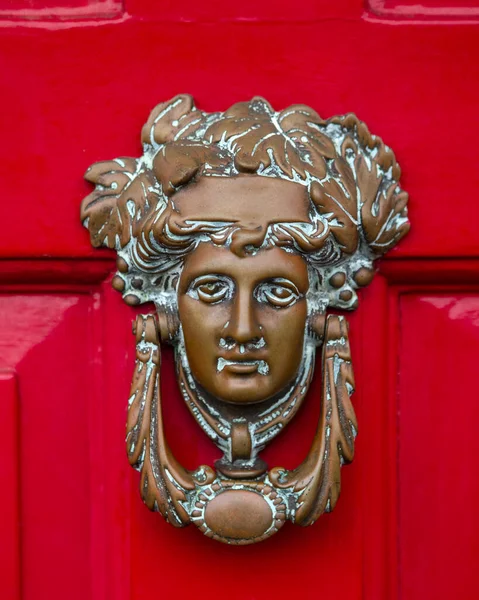 在英国一个充满活力的红门上 一个华丽的门锁的特写 — 图库照片