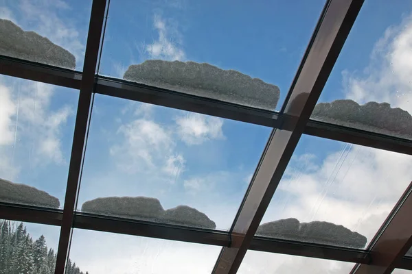 Glass Ceiling Cafe Sprinkle Snow Blue Sky — Stock Photo, Image