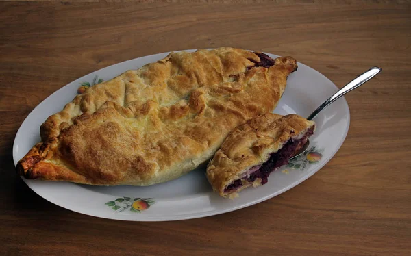 Deux Morceaux Tarte Strudel Aux Pommes Sur Une Assiette Blanche — Photo