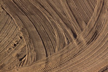 Akdeniz sahilinde bir traktör kum tarafından sabah temizledim. Antibes, Cote d'Azur, Fransa. Yazmak için büyük alan