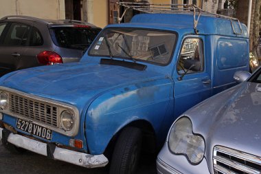 İki yeni gümüş ve gri araba arasında eski bir mavi araba. Rampe des Saleurs, Antibes, Cote d'Azur, Fransa. 21 Eylül 2017. Editoryal fotoğraf.