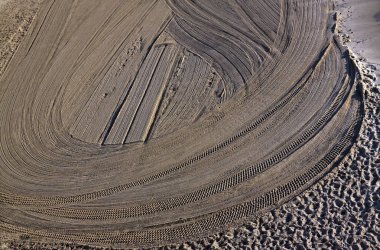 Akdeniz sahilinde bir traktör kum tarafından sabah temizledim. Antibes, Cote d'Azur, Fransa. Büyük uzay yazmak için. Seçici odak ile
