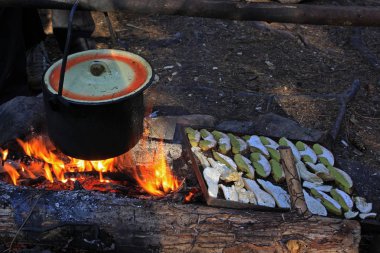 Kaynar su eski metal tencerede pişirilir. Köz üzerinde beyaz mantar kuru. Seçici odak