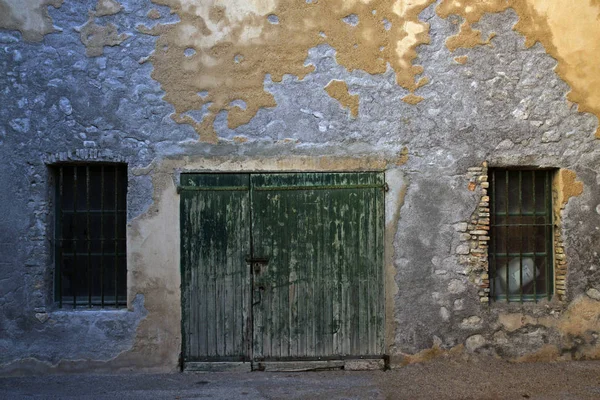 Alte Holztore Und Zwei Gitterfenster Verwitterte Hauswand — Stockfoto