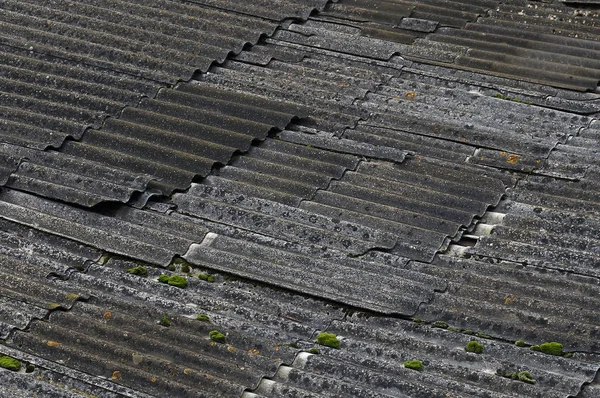 Stary Zniszczony Dach Azbestu Pochmurnej Pogody — Zdjęcie stockowe