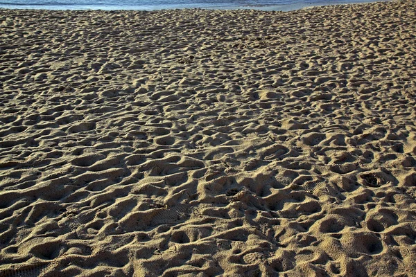 Άνθρωποι Ποδοπατούνται Άμμο Στην Παραλία Στη Μεσόγειο Θάλασσα Πρωί Αντίμπ — Φωτογραφία Αρχείου