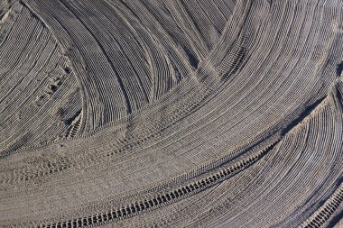 Akdeniz sahilinde bir traktör kum tarafından sabah temizledim. Antibes, Cote d'Azur, Fransa. Yazmak için büyük alan
