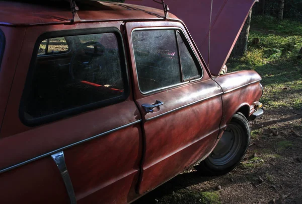 Une Vieille Voiture Rétro Rouge Soviétique Dans Les Bois — Photo