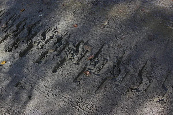 Die Spur Von Der Raupe Traktor Auf Einem Feldweg Der — Stockfoto