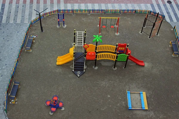 Σύγχρονη Πολύχρωμο Παιδιά Playground Εξοπλισμού Στην Πόλη Θέα Από Ψηλά — Φωτογραφία Αρχείου