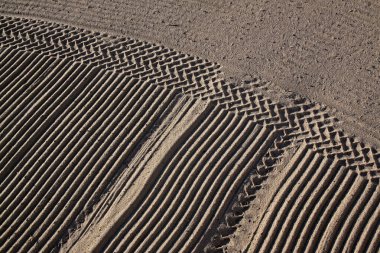 Akdeniz sahilinde bir traktör kum tarafından temizlenir 