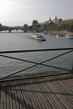 Gemi Seine Nehri üzerinde 