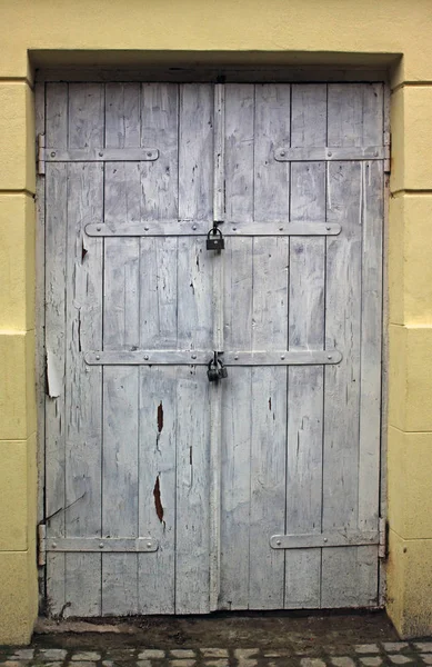 Puerta delantera de madera sucia blanca vieja — Foto de Stock