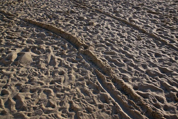 Människor trampade sand på Medelhavet stranden i morgonen — Stockfoto