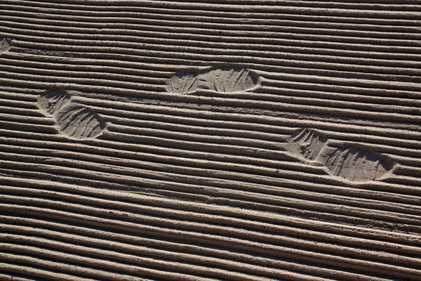 A homok, a Földközi-tenger strandon ember nyomai — Stock Fotó