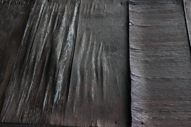 Eski kontrplak bir koyu kahverengi boya ile boyanmıştır