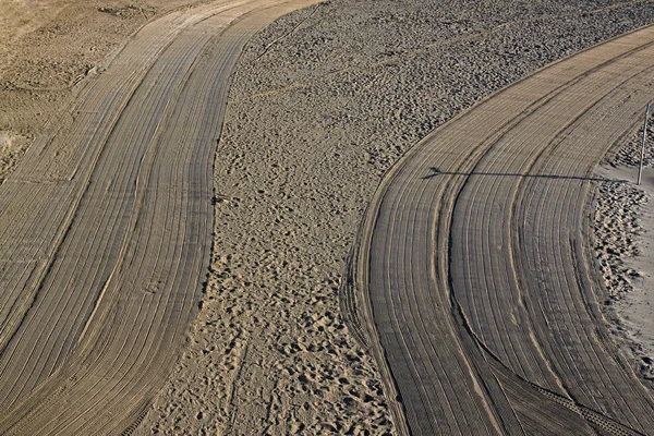 トラクターや人々 によって洗浄、メディテラネの砂を踏みつけ — ストック写真