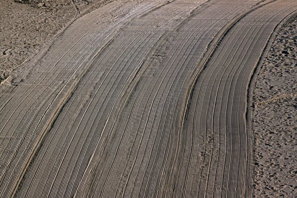 Vyčištěny od traktoru a lidé pošlapala písek Mediterrane — Stock fotografie