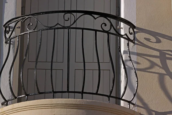 Balcon élégant avec une balustrade forgée en métal — Photo
