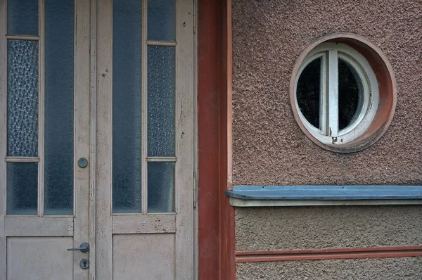 Beige gevel met deur en venster — Stockfoto