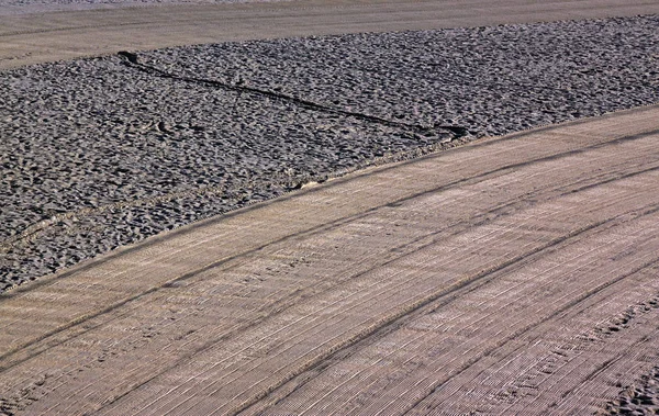 Vyčištěny od traktoru a lidé pošlapala písek Mediterrane — Stock fotografie