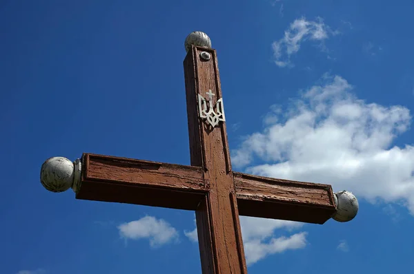 Wooden cross with a trident — Stock Photo, Image