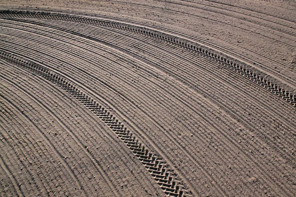 Rengöras av en traktor sand på en strand vid Medelhavet — Stockfoto