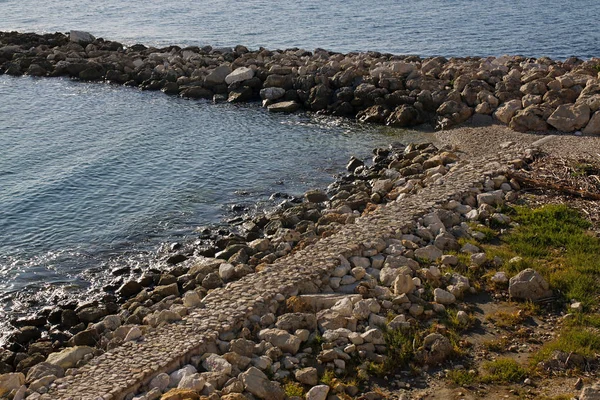 Crachat de pierre sur la côte méditerranéenne — Photo