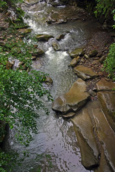 Горная река с небольшим водопадом — стоковое фото