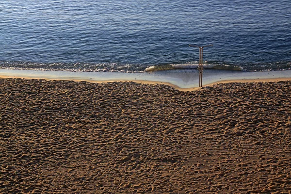 Lidé pošlapala písku na pláži Středozemního moře — Stock fotografie